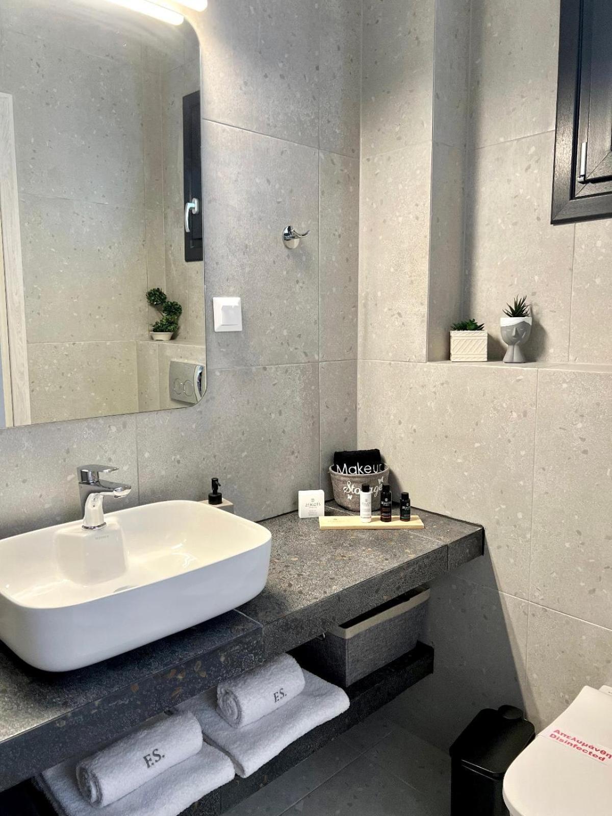 Four Shades Luxury Suites サルティ エクステリア 写真