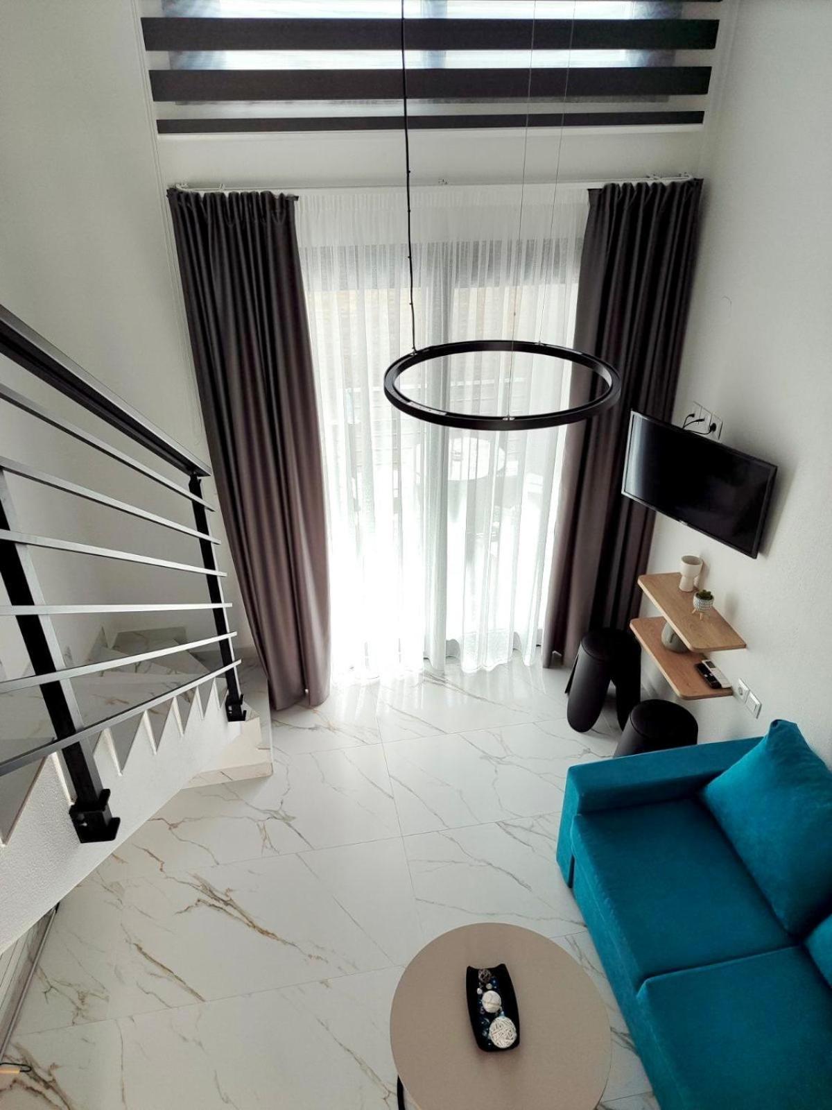 Four Shades Luxury Suites サルティ エクステリア 写真