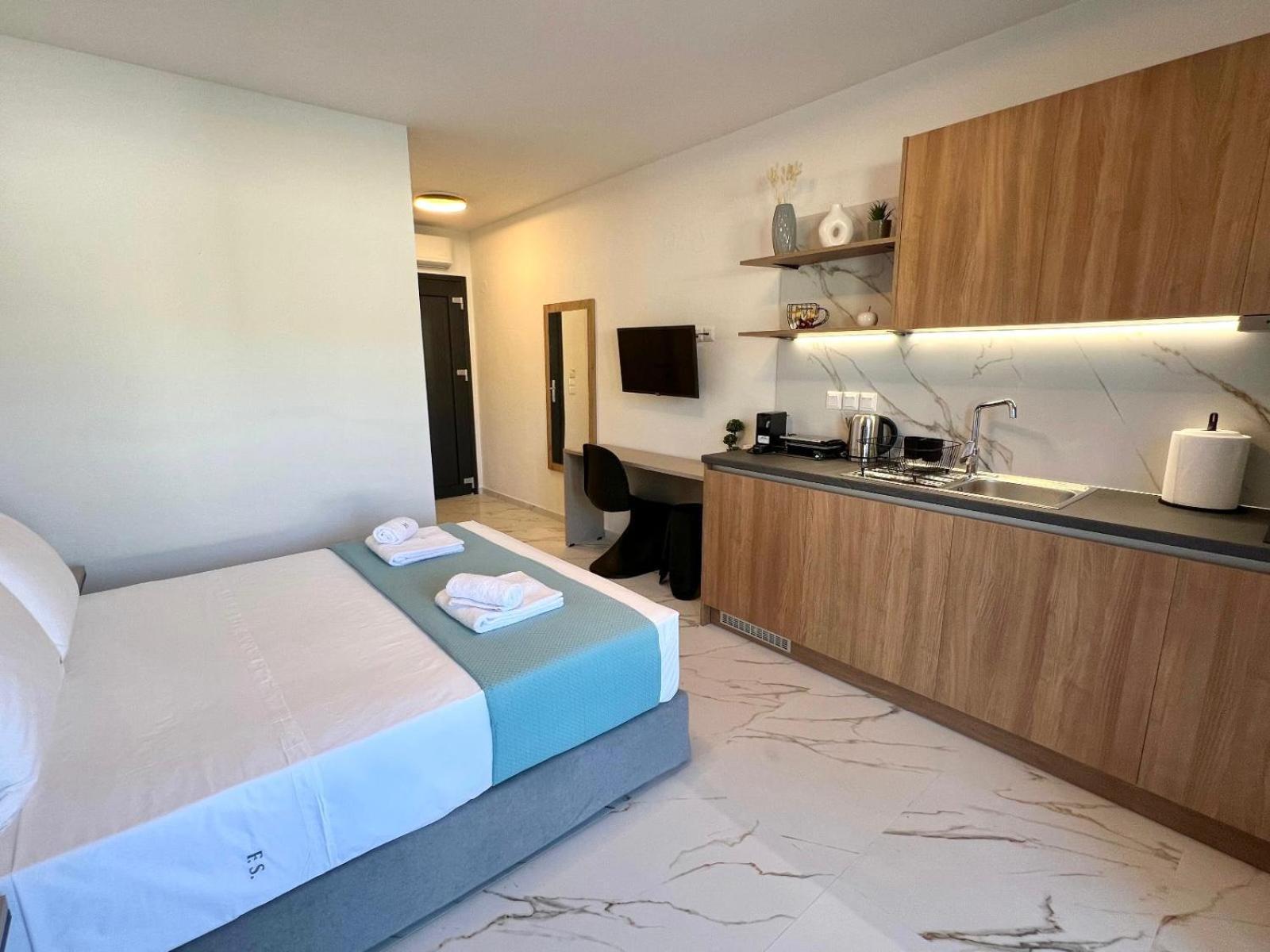 Four Shades Luxury Suites サルティ エクステリア 写真