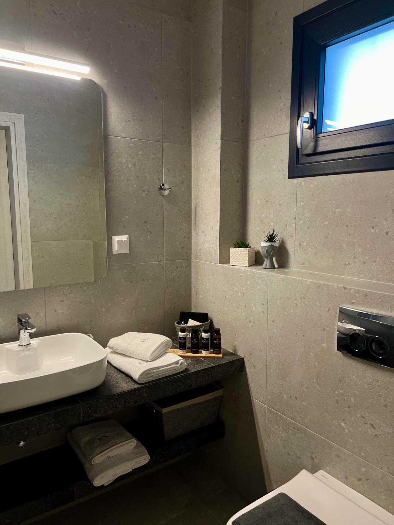 Four Shades Luxury Suites サルティ エクステリア 写真
